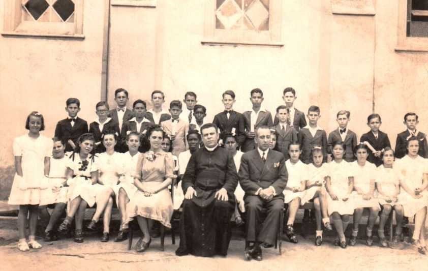 Diretor do grupo escolar de Jaguary, Oscar de Almeida, foi responsável por sugerir o nome Jaguariúna. Na foto, ele aparece com alunos, no ano de 1947