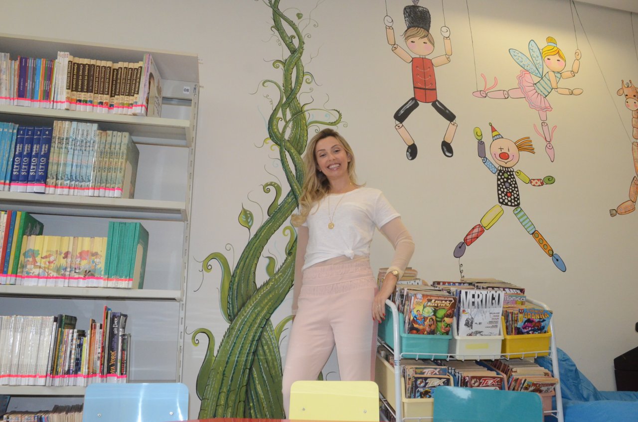 Secretria Maria das Graas mostra um dos espaos da biblioteca (Fotos Gislaine Mathias)