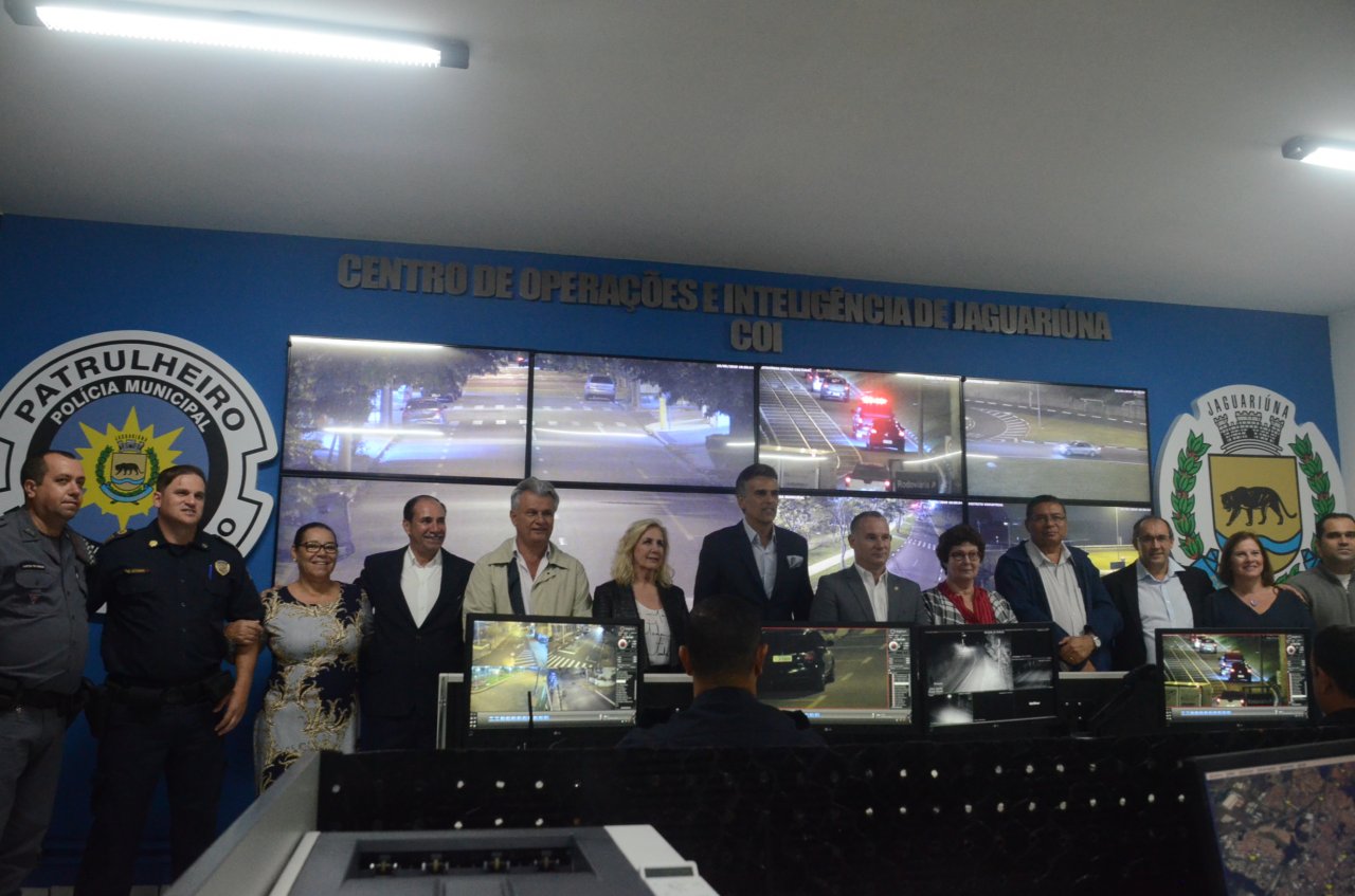 Prefeito de Jaguarina e autoridades no Centro de Operaes e Inteligncia