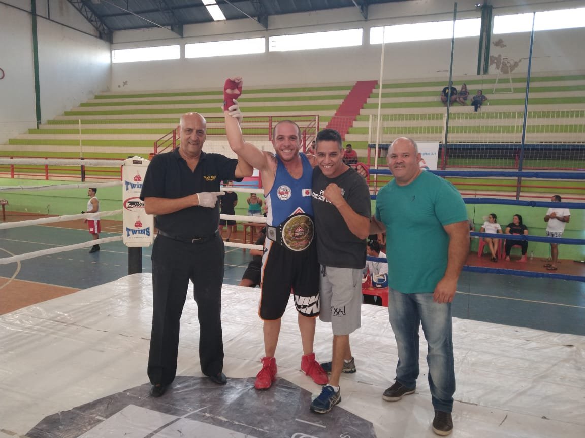 Momento em que o juiz anuncia a vitória de João Paulo no campeonato