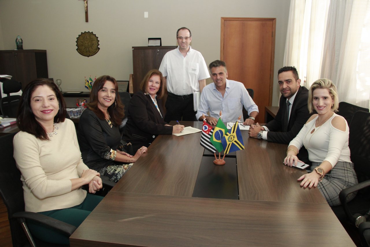 Prefeito de Jaguarina assina documento doao