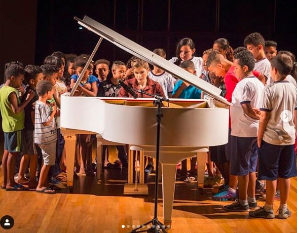 Juliana apresenta o seu projeto para o pblico de Jaguarina