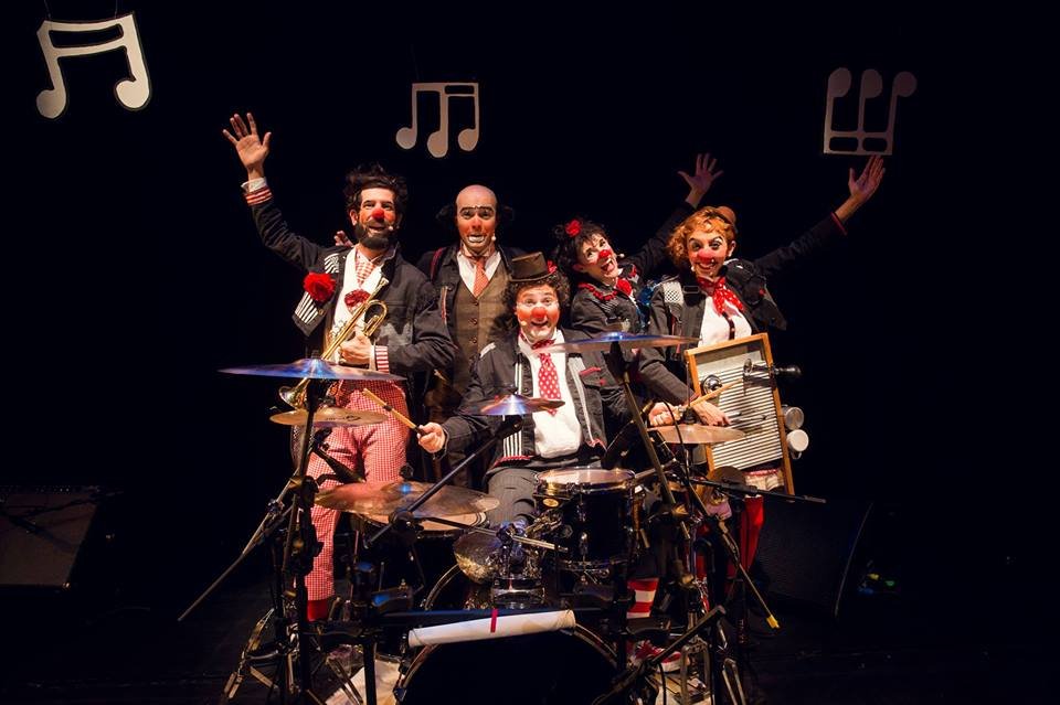 Orquestra une palhao, msica e teatro