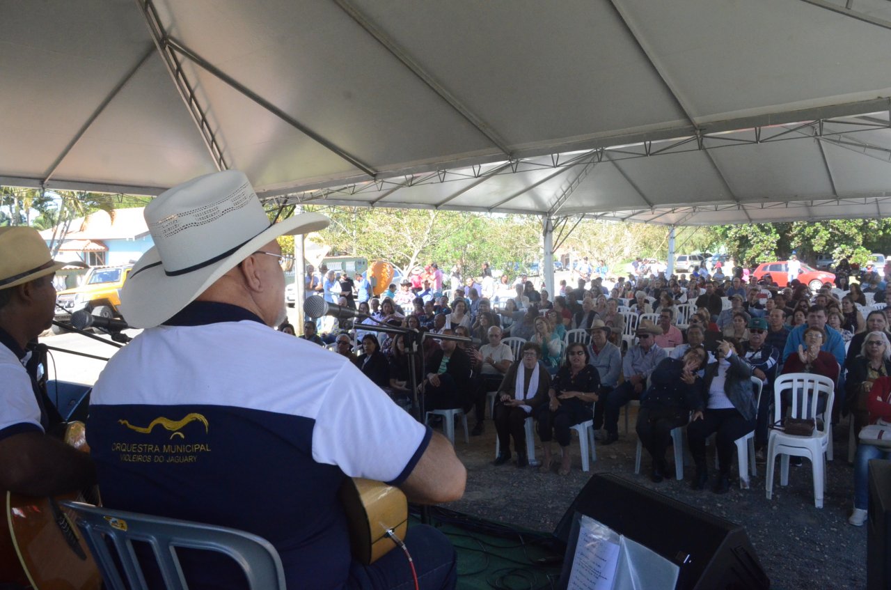 Bicalho comanda a orquestra durante a apresentação na Estação de Guedes
