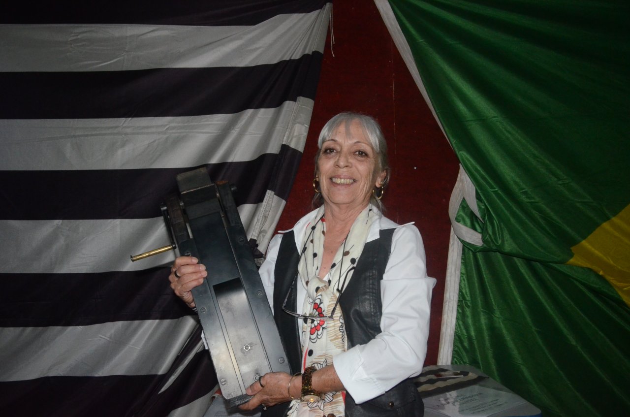 Maria Helena mostra uma matraca utilizada na revolução porque seu barulho parecia tiros (Fotos: Gislaine Mathias)