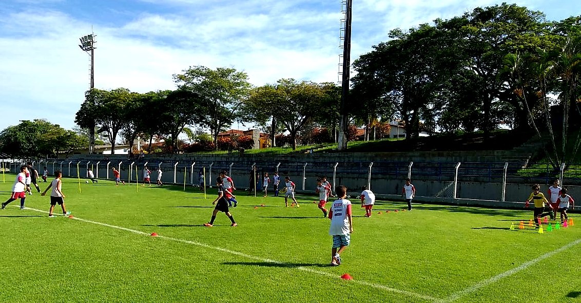 Equipes entram em campo neste sbado de manh