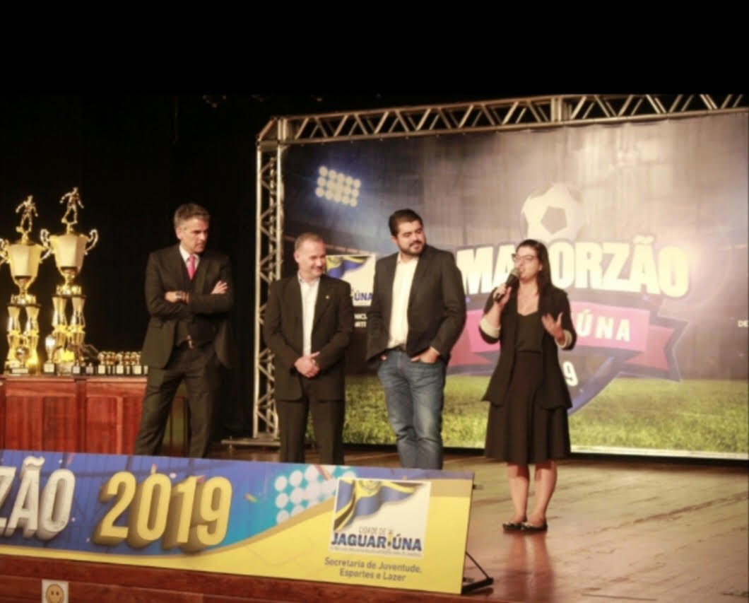 Professora Ana Silvia da UniFAJ durante a premiao do Amador