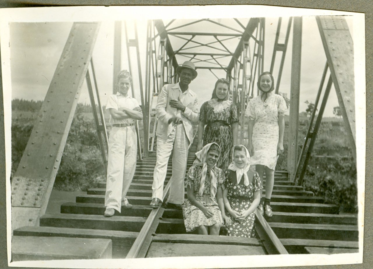 Cyrilo com cerca de 16 anos num momento de lazer com Marica, Adelina, Moacir, Bia e Lourdes, na antiga ponte do trem em Guedes