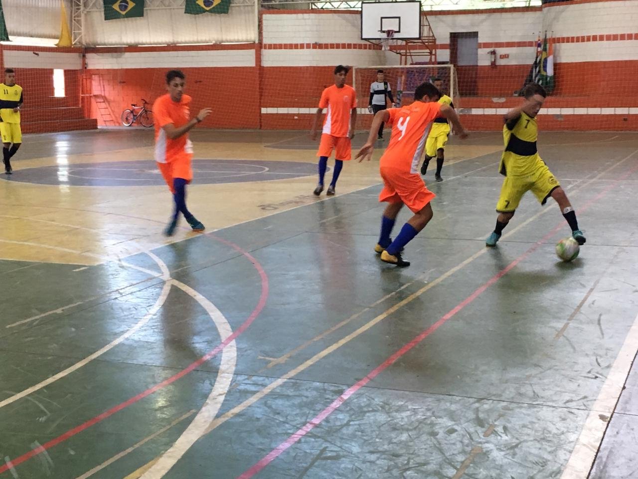 Meninos esto mostrando dedicao em quadra