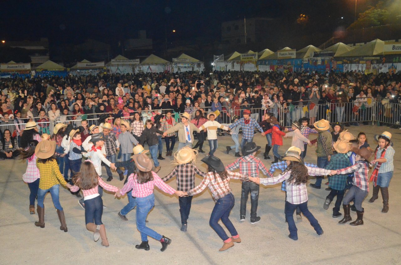 Pblico acompanhou as apresentaes das escolas (Fotos Gislaine Mathias)