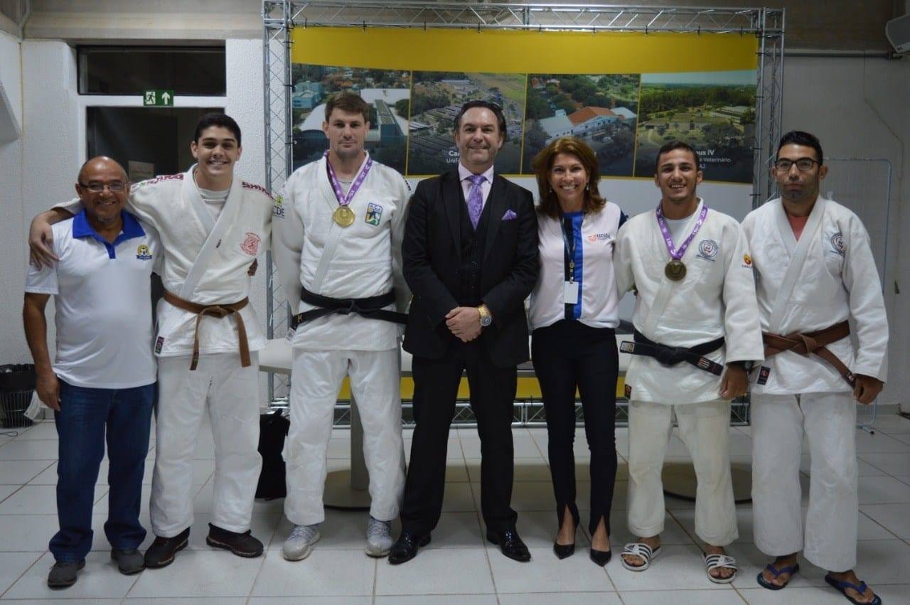 Equipe de lutas  um dos destaques da delegao da UniFAJ