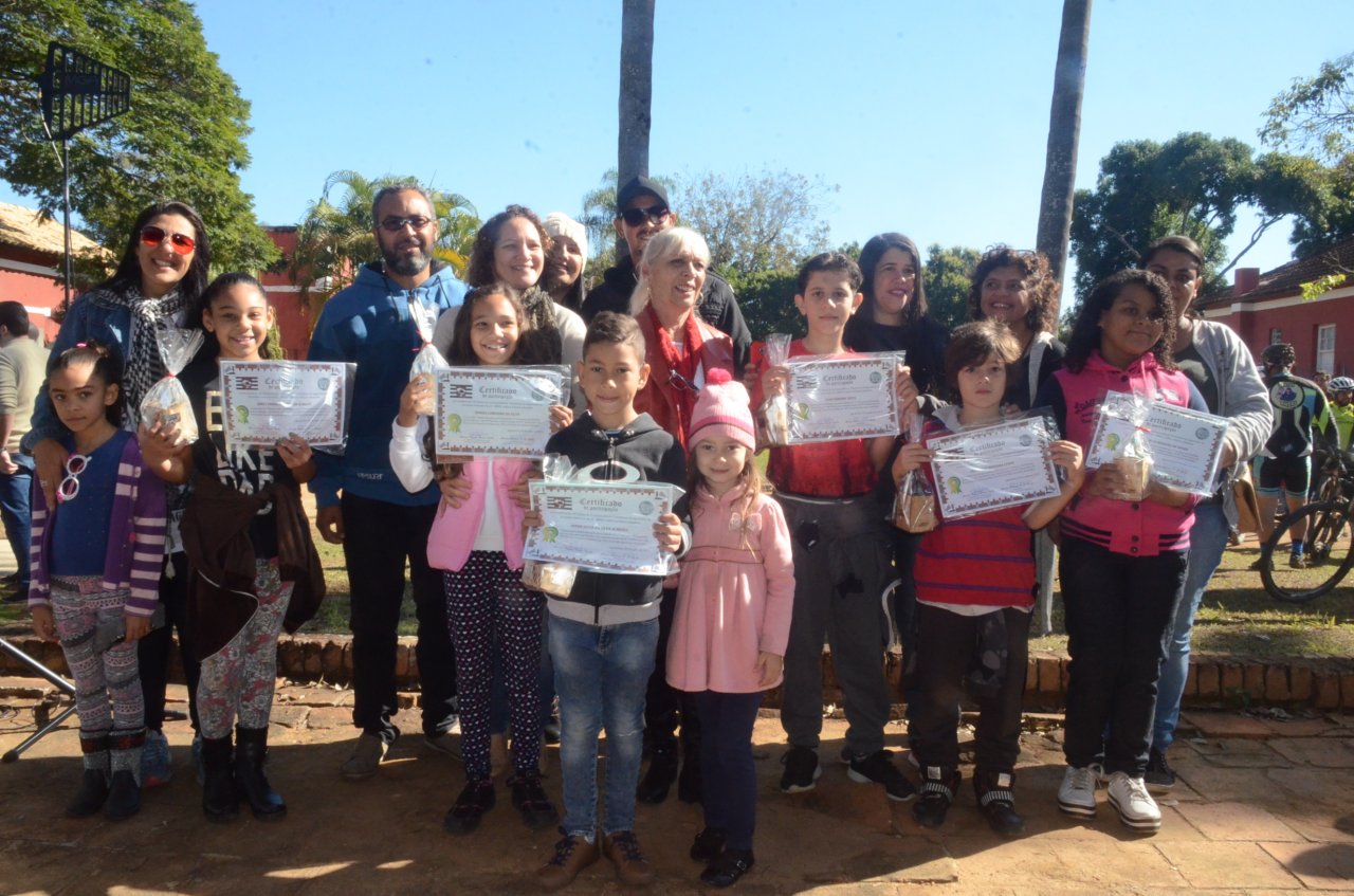 Alunos participantes do concurso durante entrega de certificados