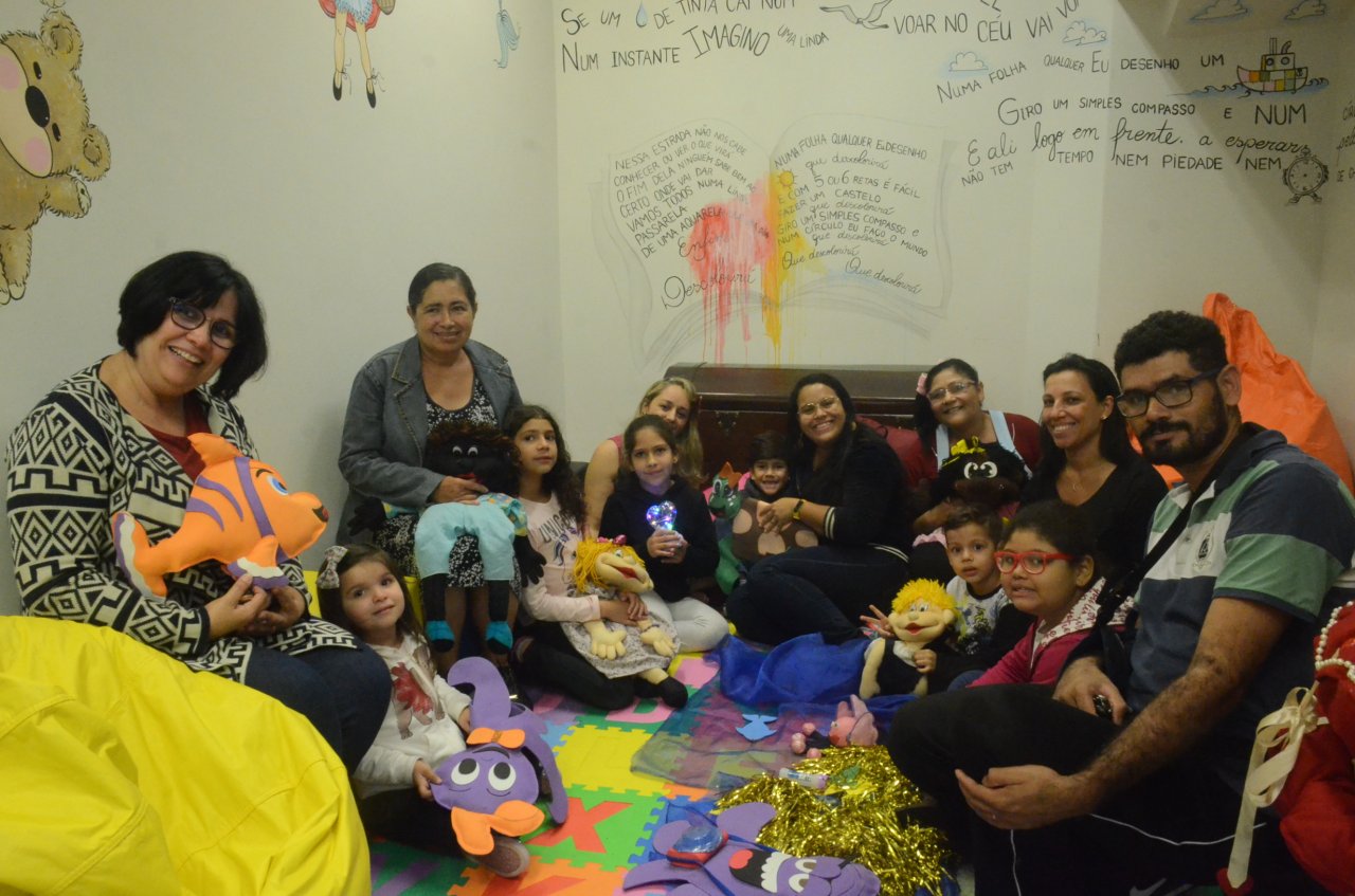 Familiares e crian�as participam da conta��o de hist�rias