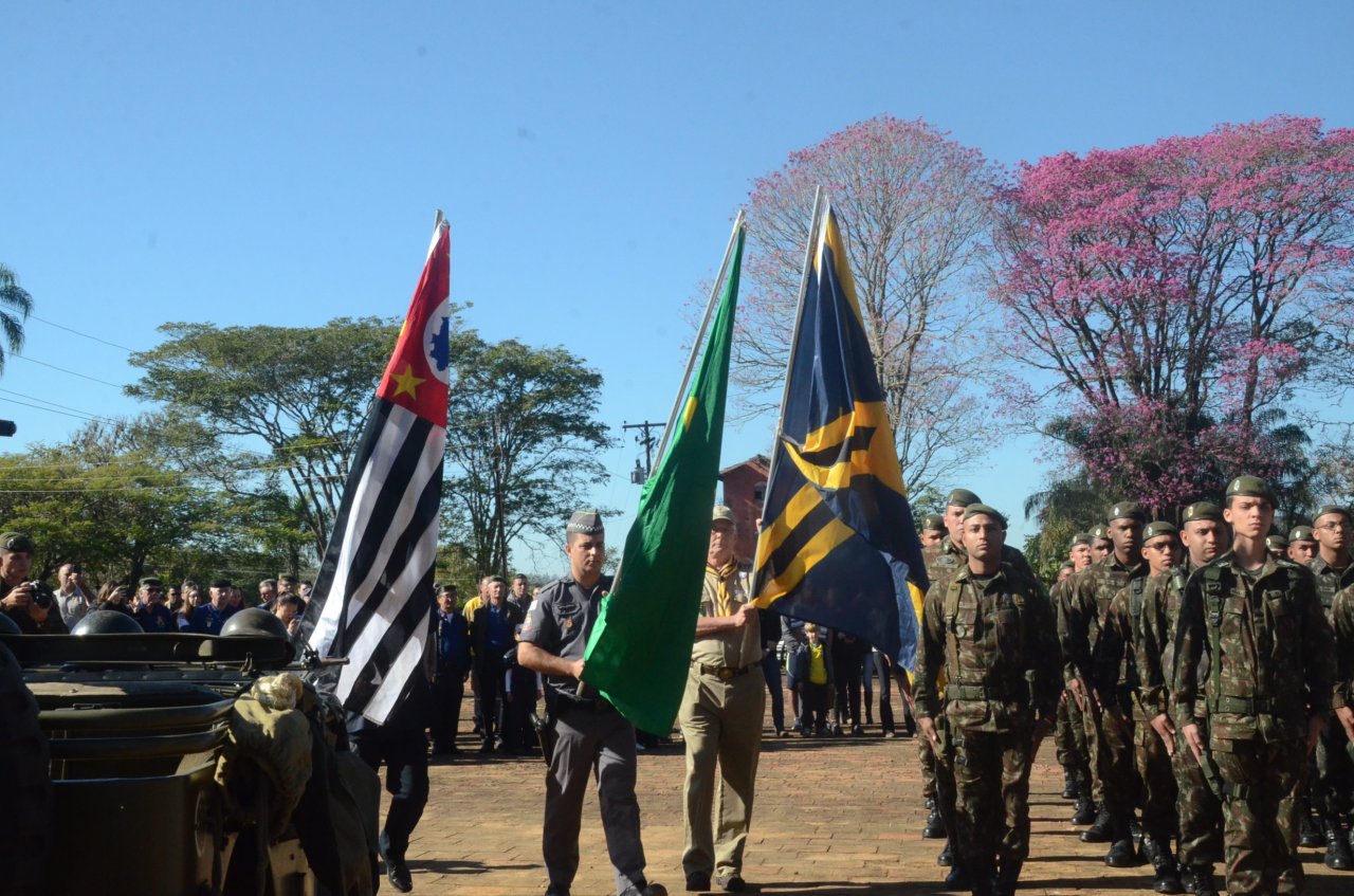 Solenidade contou com membros do exrcito, autoridades, alunos e pessoas da comunidade
