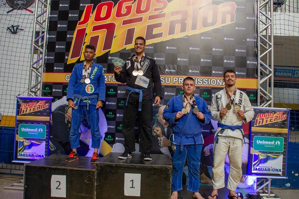 Adrian foi destaque na competio e ficou com o ttulo na categoria absoluto