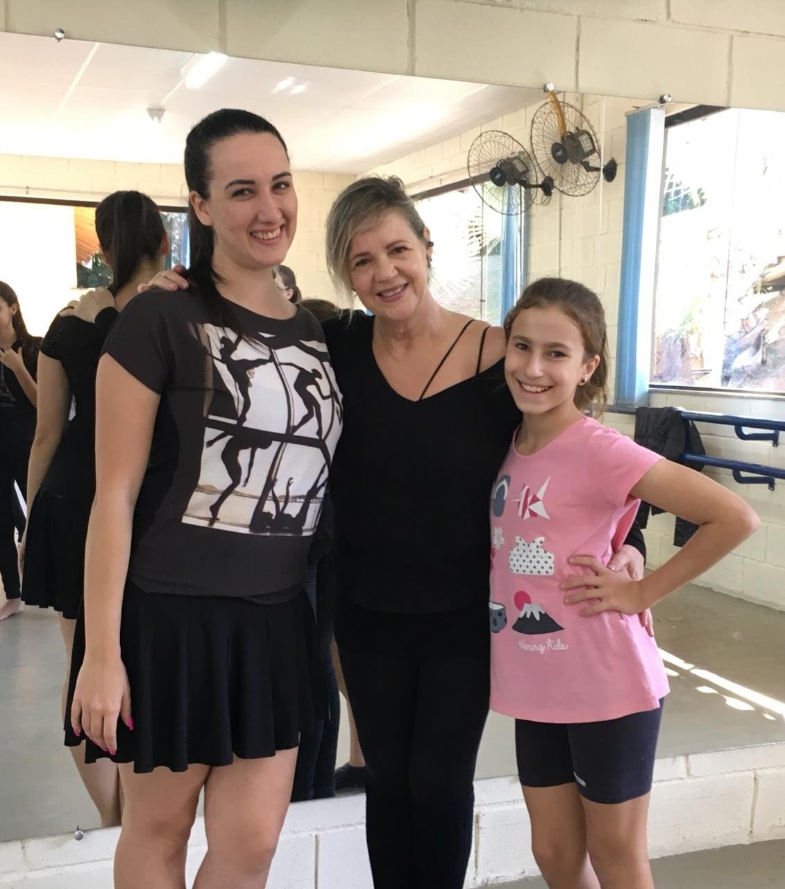 Professora Hayd�e, core�grafa Vivien e aluna Bia 