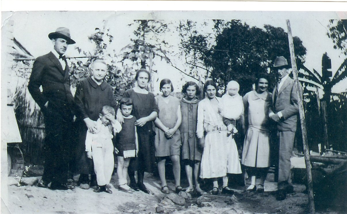 Maria Luppi Frachetta, com as filhas, netos e genros num momento de encontro de famlia, no ano de 1928