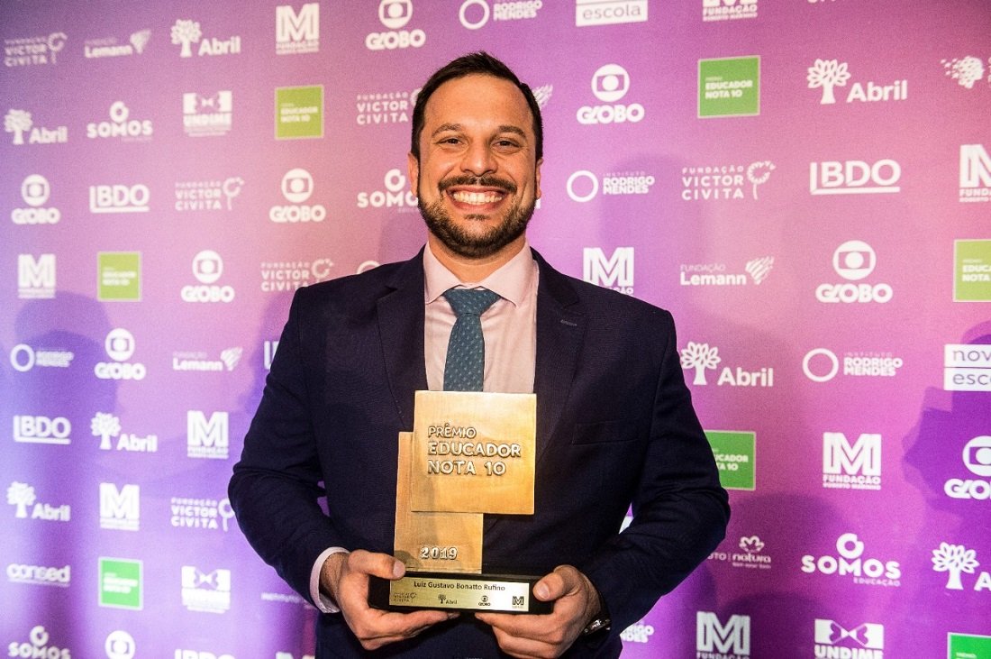 Professor Luiz Gustavo comemora trofu como destaque pelo seu trabalho