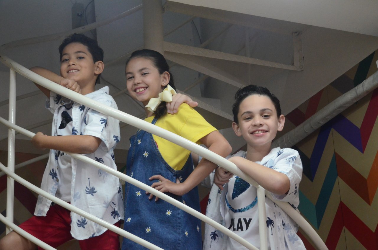 Companhia durante ensaio fotogrfico na loja Basiko Kids