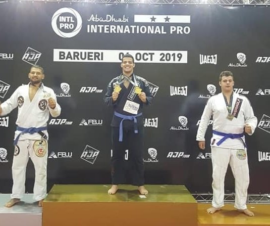 Atleta comemora a conquista de duas medalhas de ouro