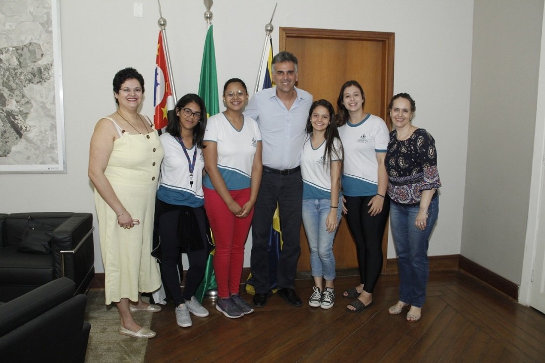 Prefeito Gustavo Reis com as alunas que vo representar a cidade no Par