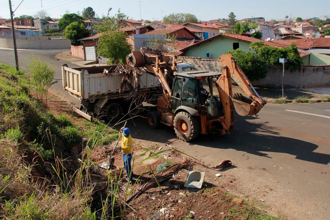 Secretaria de Obras recolher o entulho se o volume no ultrapassar 1 metro cbico