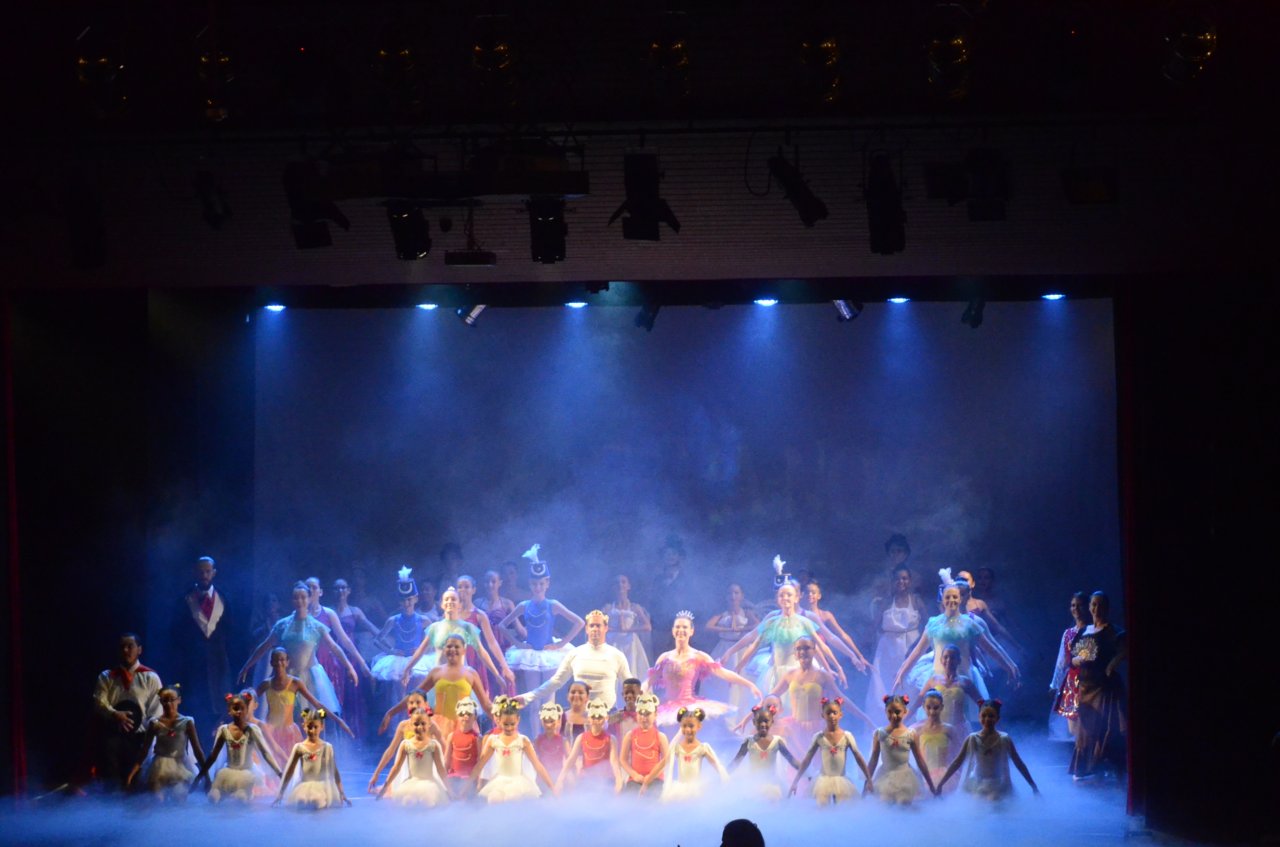 Elenco foi bastante aplaudido no encerramento do espetáculo