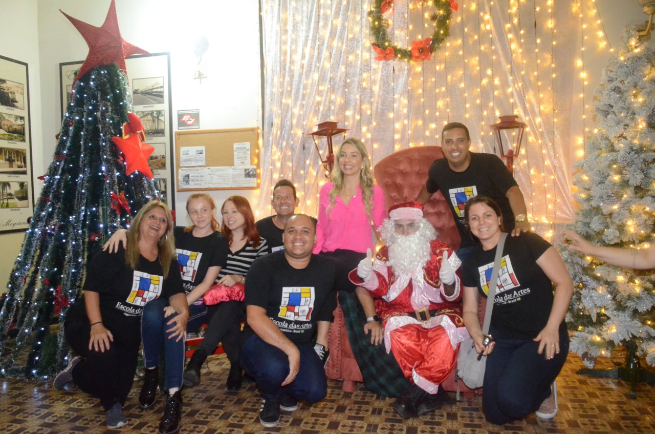 Equipe da Secretaria de Turismo e Cultura posando para a foto com o Papai Noel