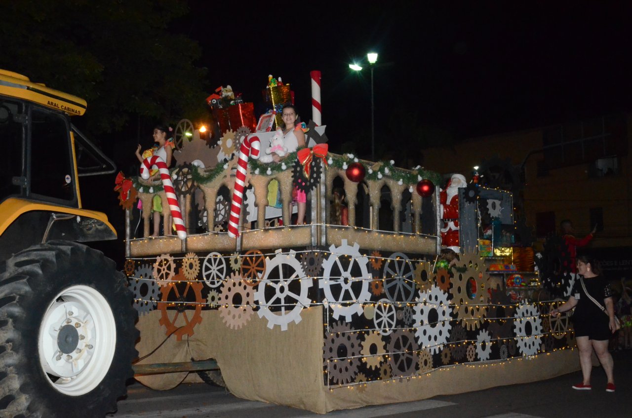 Parada conta com cinco carros alegricos
