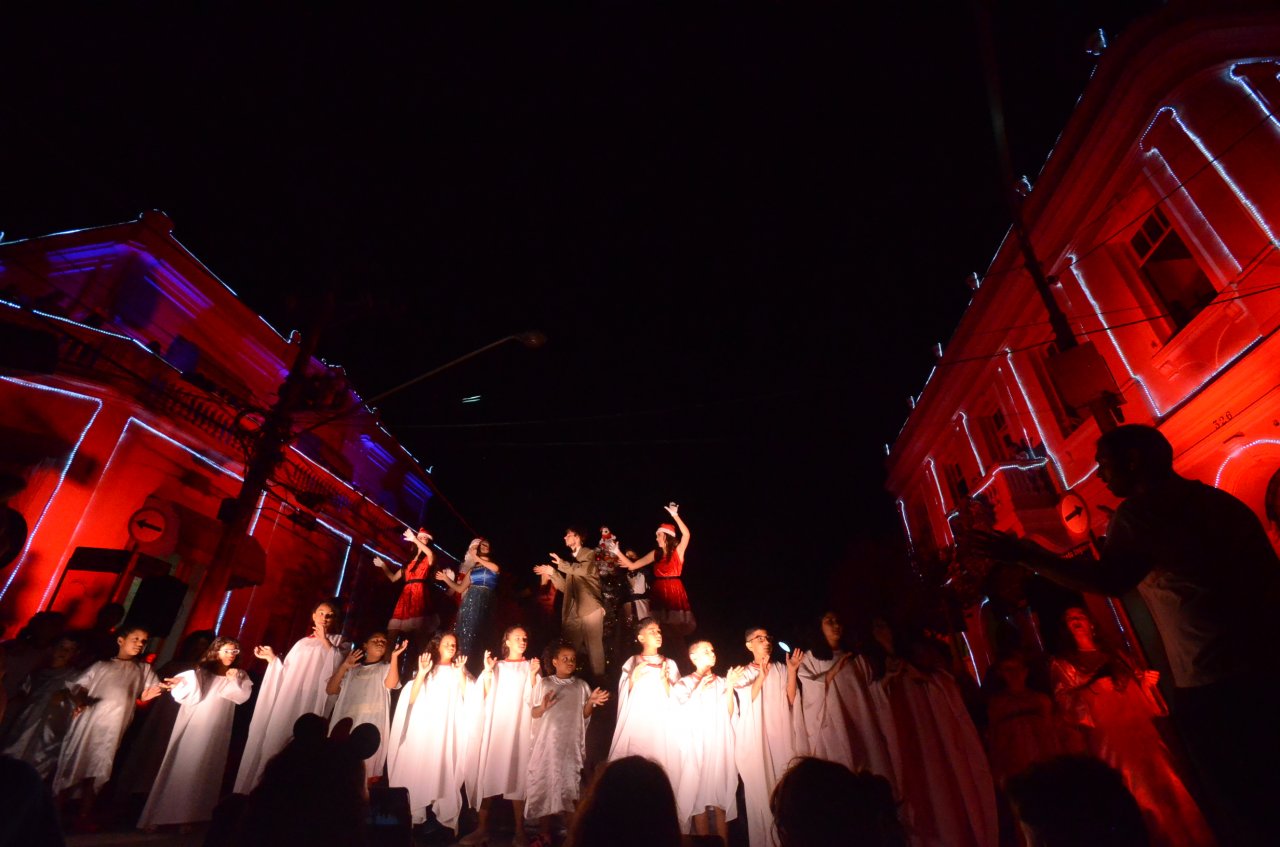 Atores e coralistas apresentaram a Cantata de Natal num cenrio histrico em Jaguarina (Fotos Gislaine Mathias)