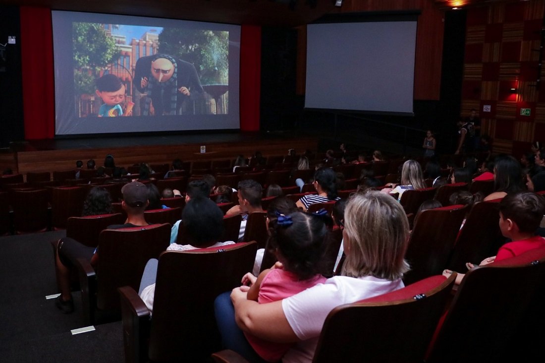 Programao rene filmes infantis e adultos