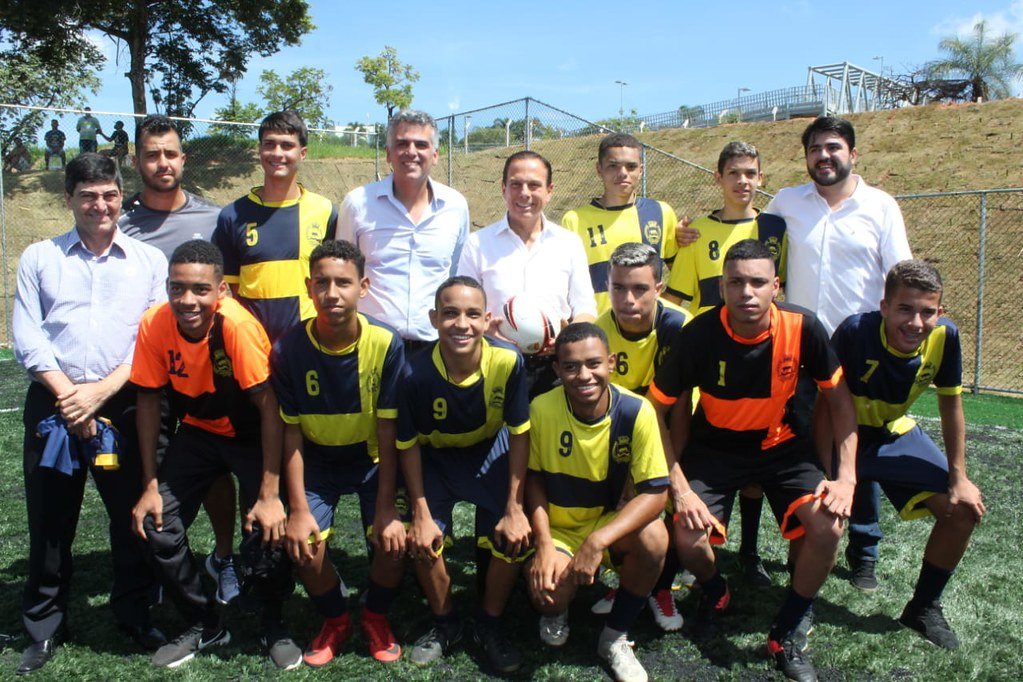 Governador Doria e prefeito Gustavo posaram com time de futebol na inaugurao de quadra