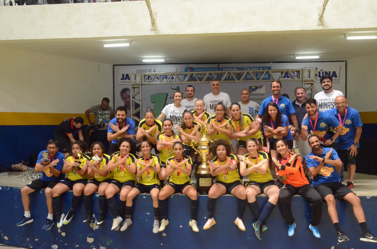 UniFAJ tira foto oficial com o trofu de campe do Campeonato Municipal de Futsal Feminino (Fotos Gislaine Mathias) 