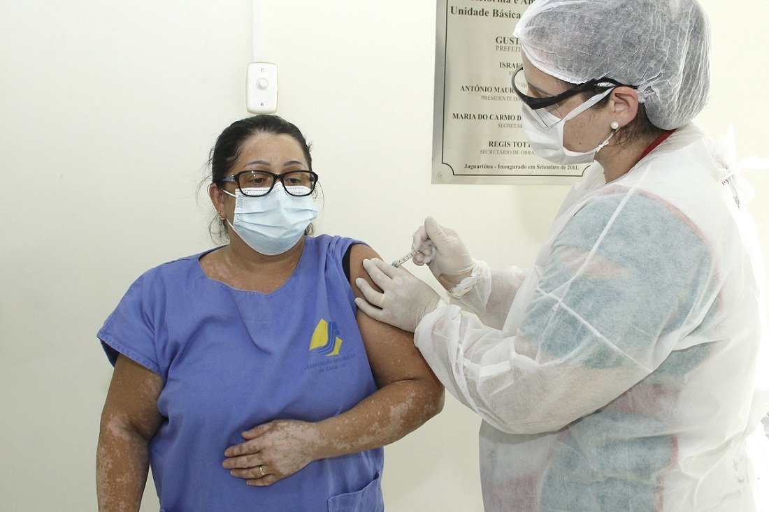 Momento em que a enfermeira Silvana recebe a dose da vacina (Foto Ivair de Oliveira)