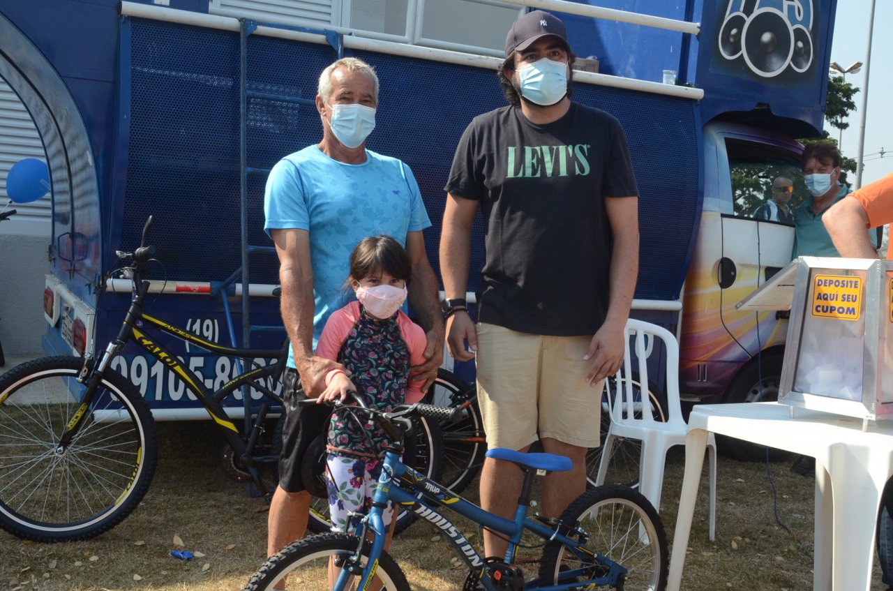 Paulo foi o ganhador de uma bicicleta no sorteio do Passeio Ciclístico (Foto Gislaine Mathias)