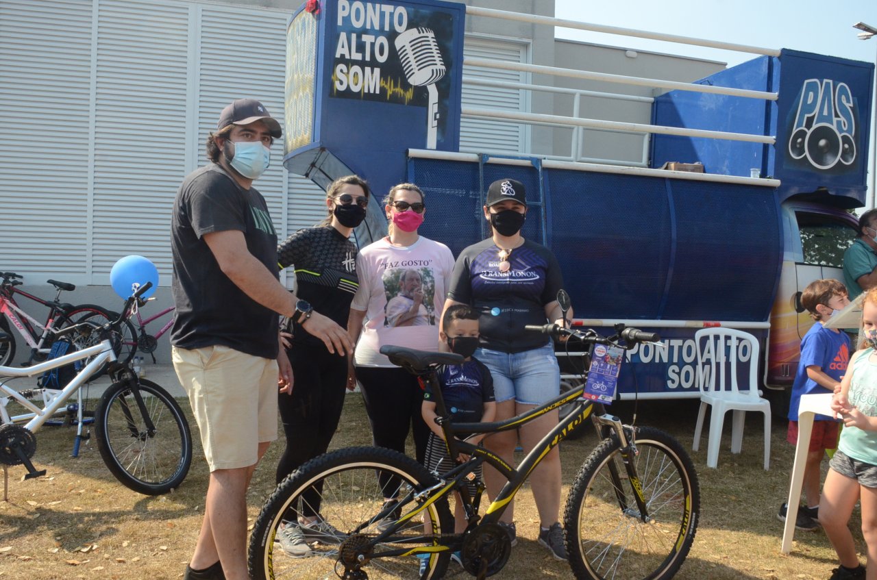 A terceira ganhadora foi Susana que posou na foto com o secretário Rafael e as filhas do Lebrão Arieli e Drieli (Foto Gislaine Mathias)
