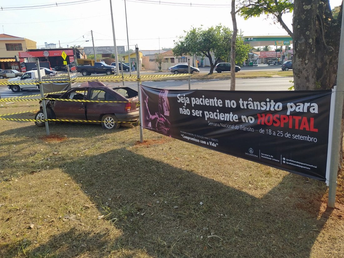 Carro destrudo e faixa buscam fazer motoristas e pedestres refletirem sobre a imprudncia no trnsito (Foto Ivair Oliveira)