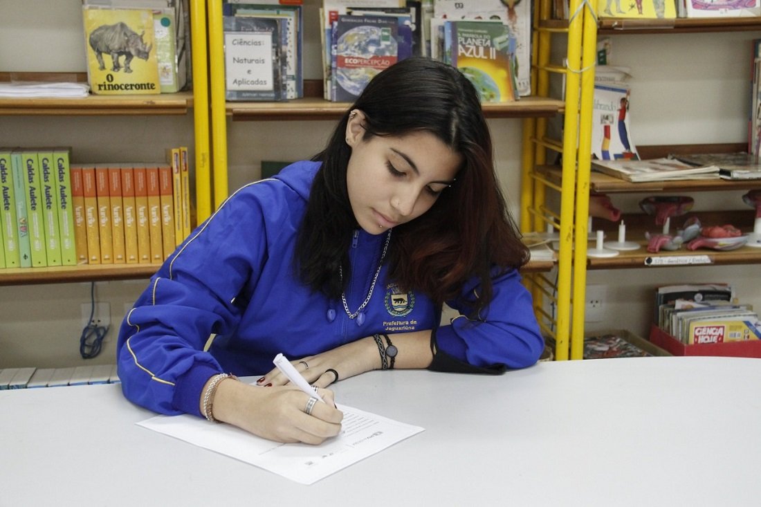 Aluna Ana Clarice se destaca no concurso com poesia Doença Social (Foto Ivair Oliveira)
