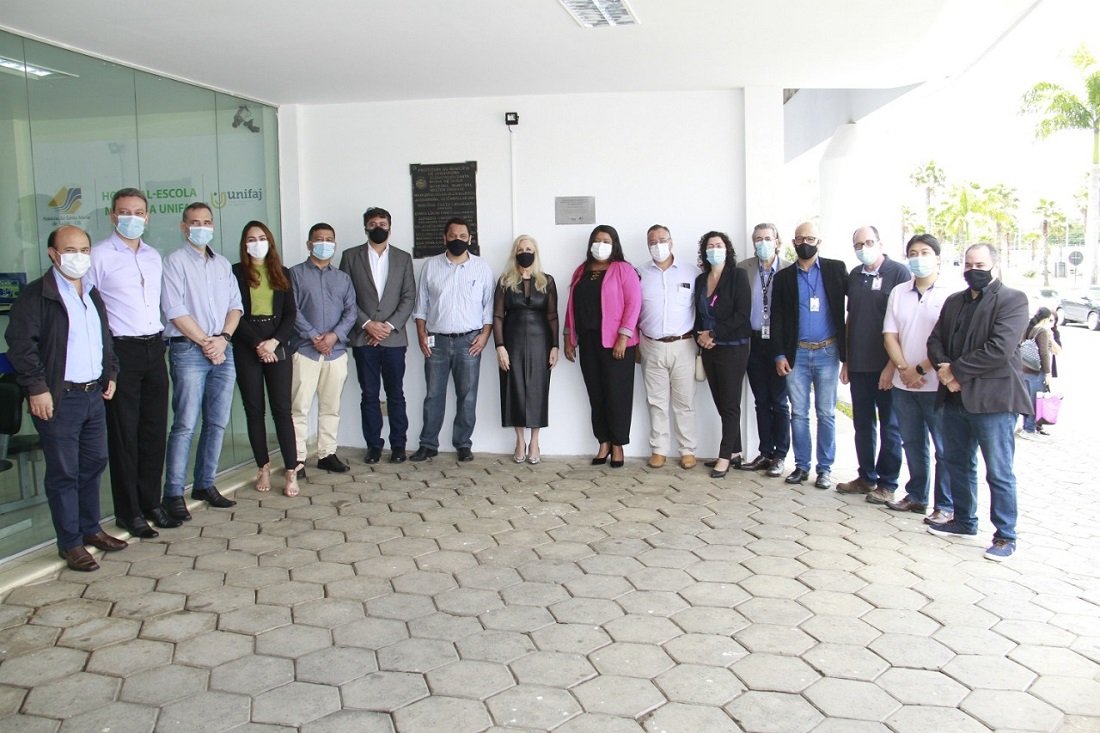 Autoridades e representantes da Flex durante cerimnia de entrega da obra (Foto Ivair Oliveira)