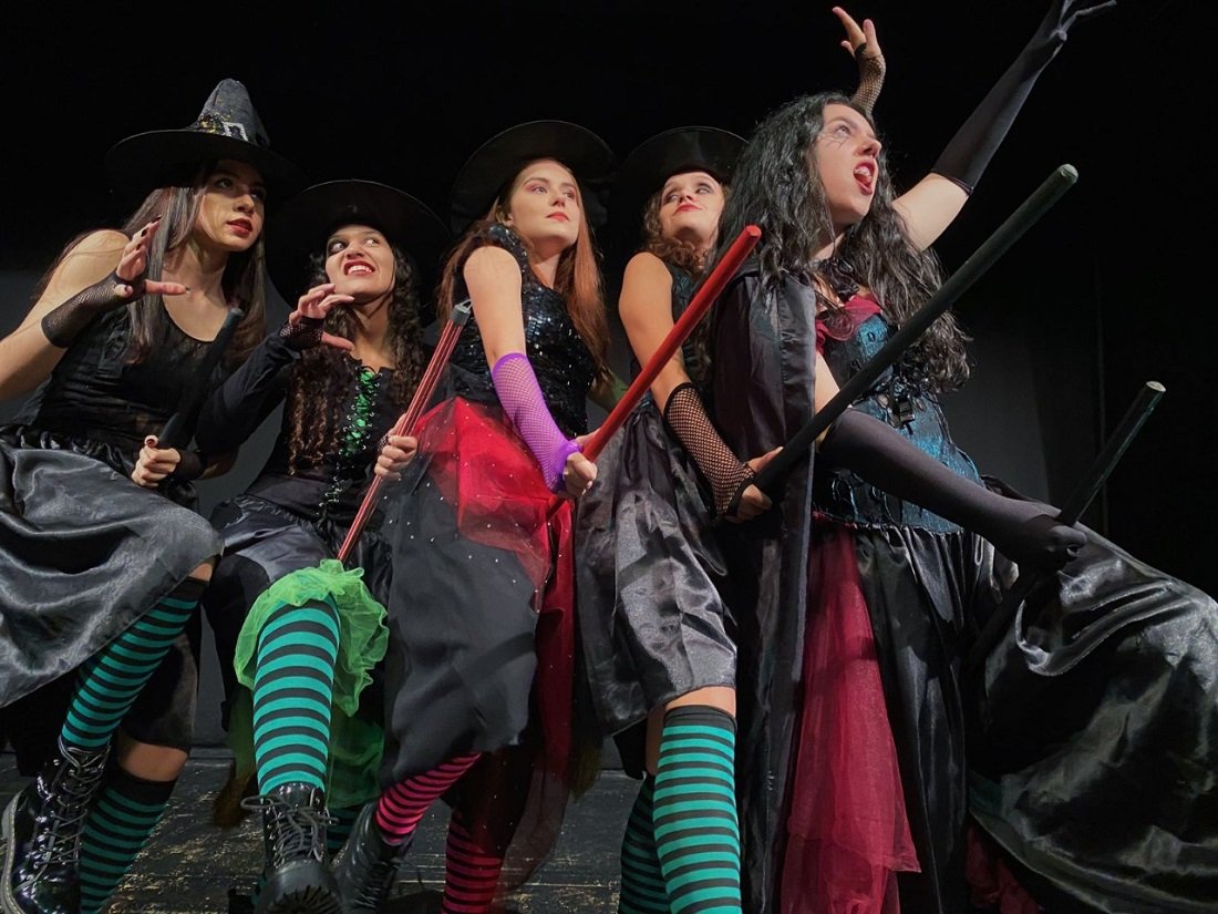 Peça promete envolver adultos e crianças com a história da bruxinha Angela