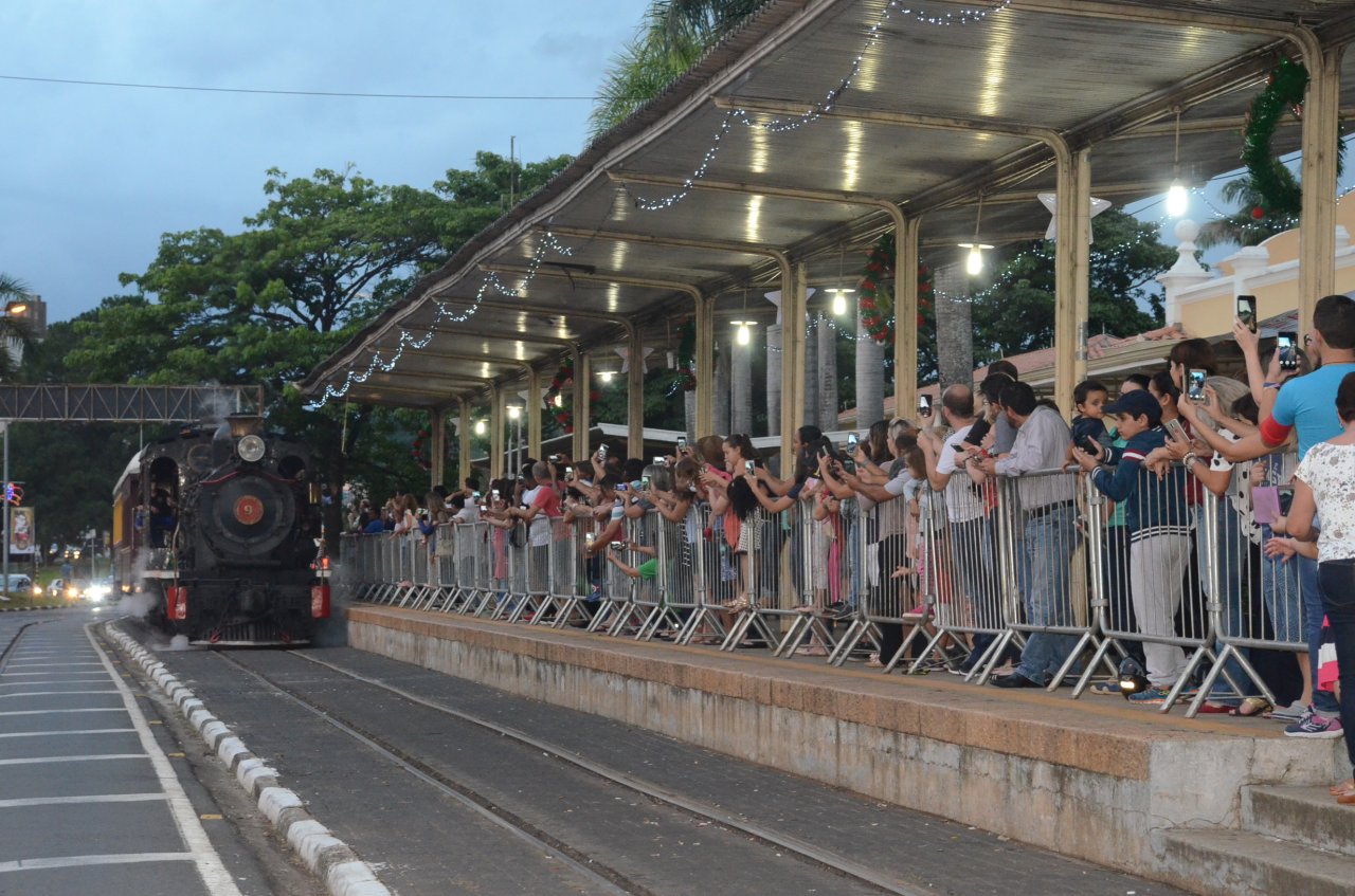 Jaguariúna mantém tradição da chegada de trem do Papai Noel
