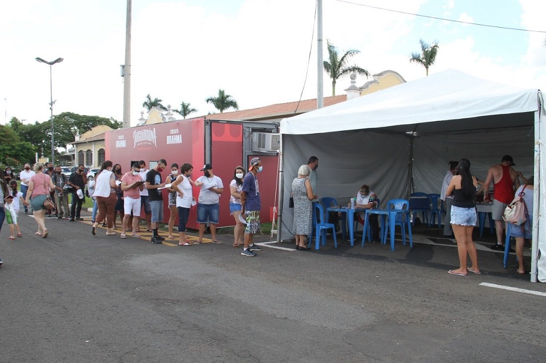 Estacionamento do Centro Cultural se transforma em posto de vacinação