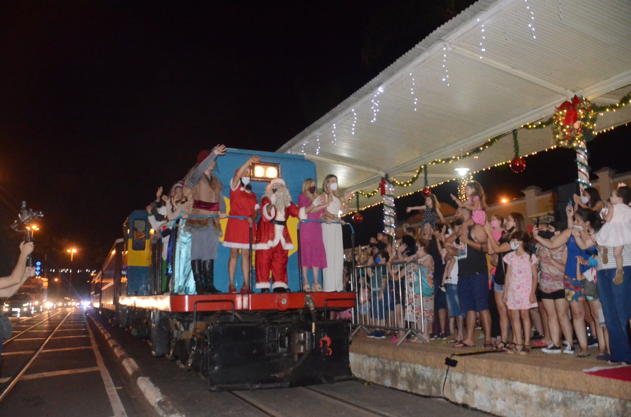 Jaguarina mantm a tradio da chegada do Papai Noel de trem (Foto Gislaine Mathias)