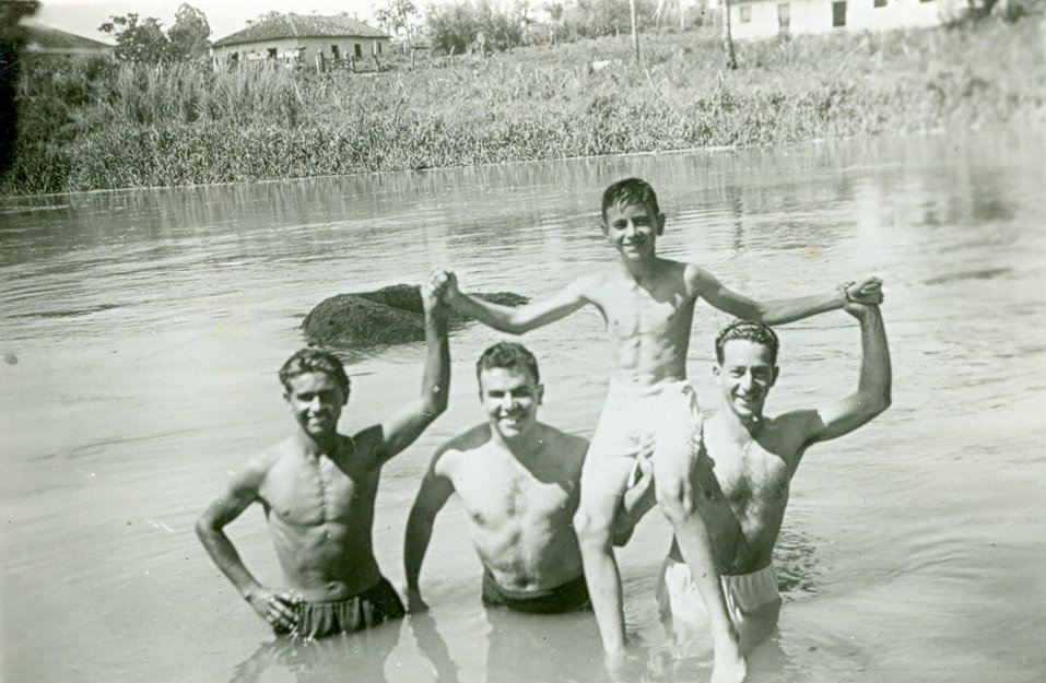 Jovens tinham a tradição de se divertirem nas águas do rio (Acervo: Casa da Memória Padre Gomes)
