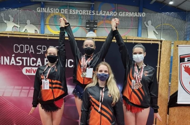 Atletas e a técnica Nathália na premiação da Copa São Paulo de Ginástica
