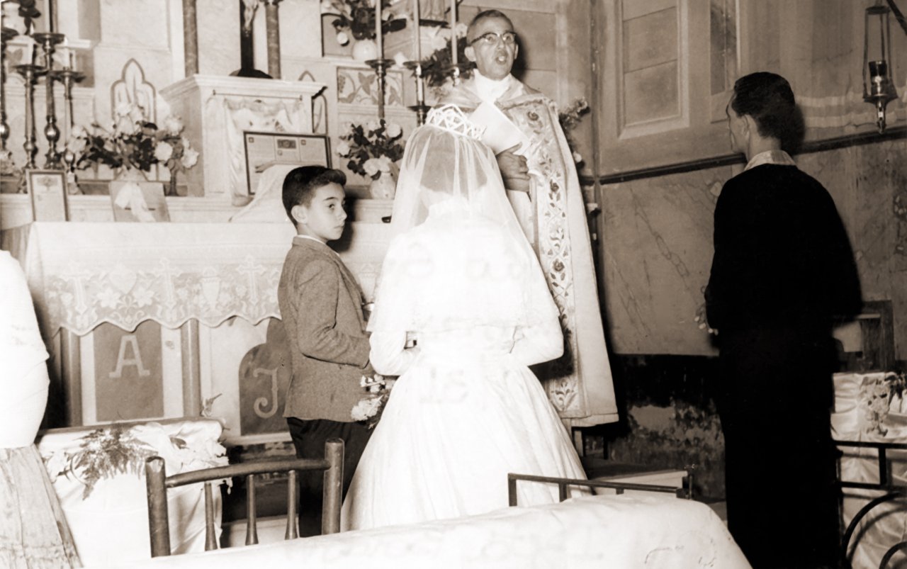 Tomaz ajudando o padre Gomes durante a celebração de um casamento na Igreja Centenária (Acervo Casa da Memória Padre Gomes) 