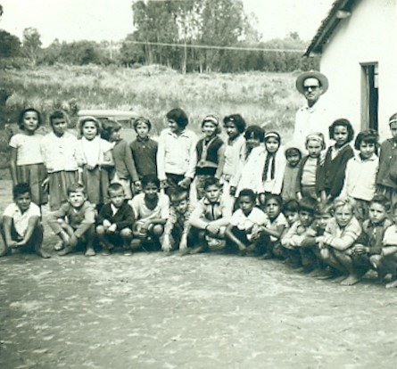 Galinheiro adaptado na Roseira, doado pelo DER, no ano de 1967, com o intuito de dar aula para as crianças (Acervo da família) 