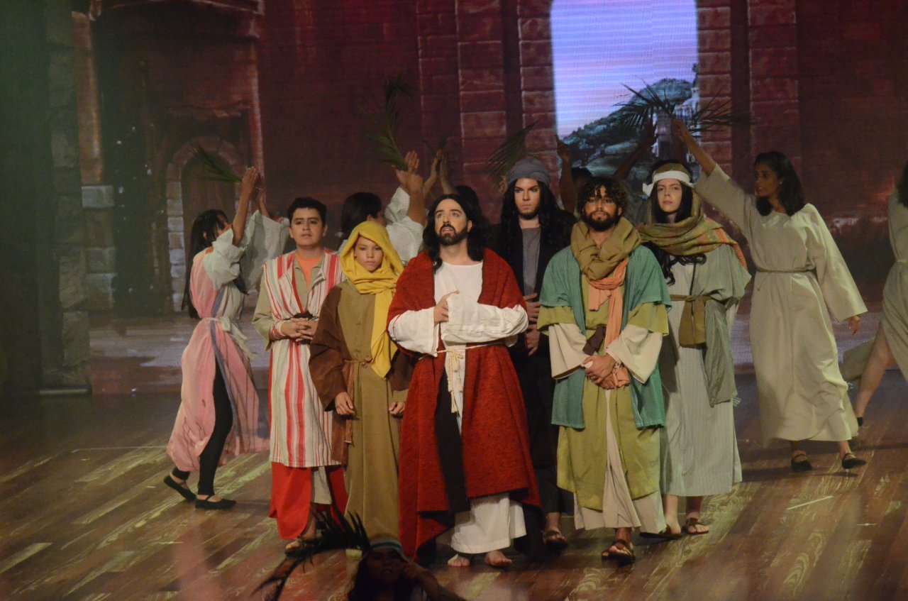 Jesus e seus apóstolos durante uma das cenas do espetáculo (Foto Gislaine Mathias)