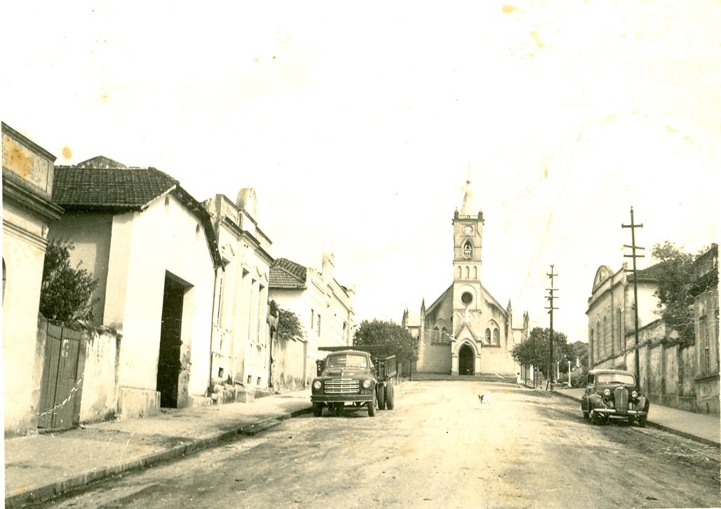 Foto antiga mostra como era a rua Amâncio Bueno e no fundo a Matriz Centenária (Foto Casa da Memória)