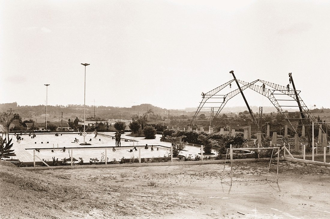 Foto mostra o complexo esportivo e início da construção do ginásio Azulão